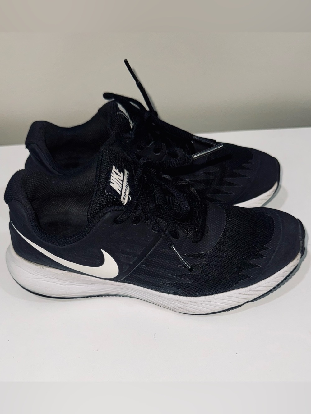 Nike Star Runner Athletic Running Shoes Black White Youth Size 4Y - Picture 1 of 4